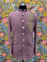 Tenue de marié élégante Royal Golden Crest Jodhpuri avec base en fil Zardosi, perles de verre et accents métalliques
