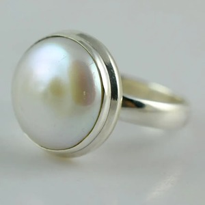 Bague en argent sterling fait main avec perle naturelle ronde sertie clos, bijou bohème, cadeau pierre de naissance de juin - Product Image 1