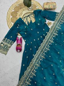 Ensemble Anarkali en soie vert émeraude avec dupatta, tenue traditionnelle indienne et pakistanaise pour femme, longueur ras du sol, coupe ample et extensible, idéal pour les mariages. - Product Image 3