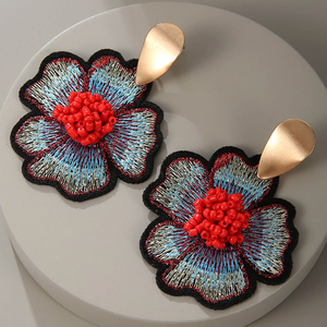 Boucles d'oreilles pendantes brodées de fleurs et de perles, bijoux fantaisie en peluche, artisanat de couture - Product Image 4