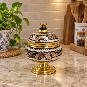 Pots à crème en laiton émaillé noir et or avec couvercle en dôme floral et base sur piédestal pour la décoration de table de luxe et les cadeaux en gros - Product Image 2