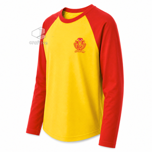 T-shirt Raglan NSPDK Sorority pour femme, décontracté, rouge et or contrastant, à manches longues, avec écusson brodé et blocs de couleur - Product Image 2