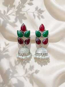 Boucles d'oreilles Jhumka tendance en laiton oxydé Monalisa, pierres artificielles, perles blanches, magnifique motif floral pour femmes, tendance ethnique - Product Image 4