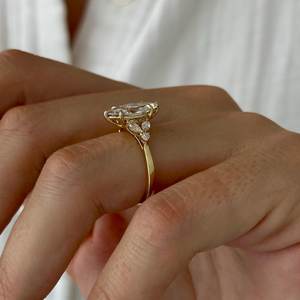 Bague de fiançailles inspirée de la nature avec diamant de laboratoire Marquise de 2 carats, E VVS2, or jaune, certifiée IGI - Product Image 6