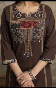 Ensemble de costume trois pièces en coton marron de créateur 60×60 avec kurta brodé, palazzo et dupatta pour la vente en gros - Product Image 4