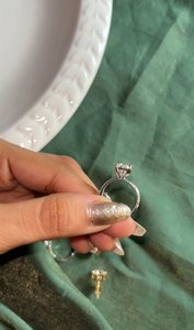Bague de fiançailles en diamant de laboratoire taille ovale pour femme, or blanc 14 carats, style tendance, certifiée IGI, couleur E, pureté VVS1 - Product Image 4