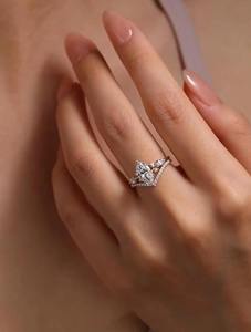 Anillo de Compromiso Exclusivo con Diamante de Laboratorio de Corte Marquesa Único de 2 Quilates, Certificado IGI E VVS2, con Banda de Diamantes a Juego en Oro - Product Image 5