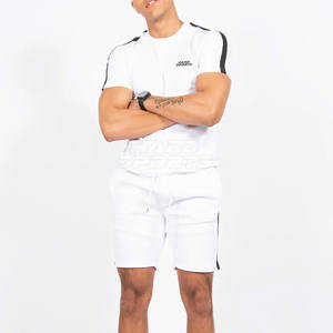 Ensemble T-shirt et short tendance : design élégant, coupe confortable pour tenues décontractées - Product Image 2