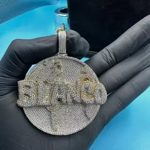 Colgante de Plata de Ley para Mujer con Moissanita Real de Corte Redondo de 4 Quilates, Personalizado, Chapado en Oro - Product Image 1