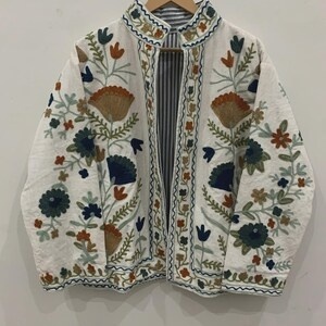 Veste courte en velours brodée Suzani pour femme, style bohème, avec boutons, manteau d'hiver, blouson tendance, prix d'usine, produit phare en gros - Product Image 4