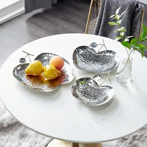 Ensemble de 3 plateaux de service en métal en forme de pomme, assiettes décoratives martelées pour fruits avec poignée en forme de feuille pour la décoration de la maison - Product Image 5