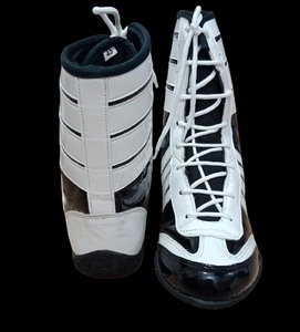 Zapatos de boxeo diseñados para un movimiento activo del pie con una base estable y flexible, cómodos de usar, ideales para sesiones de boxeo regulares. - Product Image 6