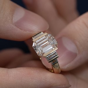 Bague de fiançailles vintage en diamant de laboratoire taille émeraude 3 carats, design à trois pierres à taille étagée avec accents baguette et bande en or poli - Product Image 2