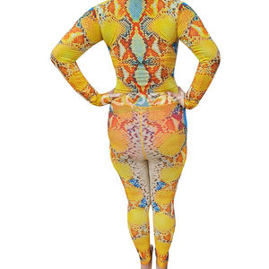 Conjunto Deportivo de 2 Piezas para Mujer con Estampado de Piel de Serpiente Amarilla, Top Sublimado con Cierre y Leggings de Cintura Alta a Juego, Estilo Pitón - Product Image 2