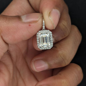 จี้เพชรทรงเอเมอรัลด์ 2 กะรัต พร้อมเพชรแล็บโกรว์แบบเฮโล ได้รับการรับรองจาก IGI ตัวเรือนทองคำขาว 14k สำหรับเครื่องประดับผู้หญิง ของขวัญสำหรับงานปาร์ตี้ - Product Image 1