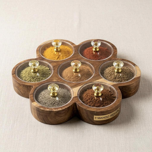 Boîte à épices artisanale en bois d'acacia à 7 compartiments avec couvercle transparent en acrylique et boutons en cristal pour usage traditionnel - Product Image 1