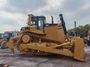 Bouteurs Caterpillar D9H/D9N/D9R d'occasion en bon état avec lames, rippers et composants de moteur essentiels à vendre au Japon - Product Image 3