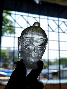 Estatua de Cabeza de Buda de Cuarzo Transparente: Maestría Meditativa y Brillo Espiritual - Product Image 1