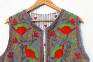 Chaleco de Terciopelo Bordado Suzani Floral, Chaleco Boho de Terciopelo Suzani, Chaqueta Corta de Terciopelo Suzani, Chaleco Bohemio - Product Image 2