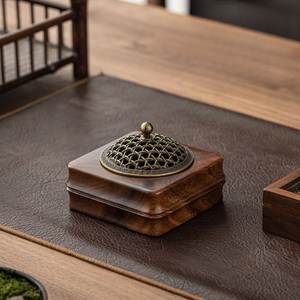 Brûleur d'encens élégant en bois avec détails en laiton pour une fragrance d'ambiance luxueuse et des collections de cadeaux - Product Image 1