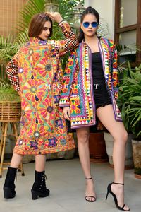 Chaqueta Recta Estilo Bohemio Gitano - Apliques Tribales Kutch con Detalles de Encaje y Botones - Chaqueta Vaquera Transpirable Vintage de Invierno - Product Image 1