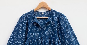 Blusa Indigo Tradicional con Estampado a Mano, 100% Algodón, Cuello con Lazo de Encaje Floral, Transpirable, Estilo Étnico Informal para Mujer - Product Image 4