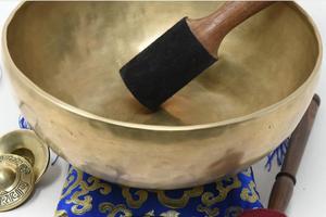 Bol chantant tibétain en laiton pur pour la méditation et la guérison sonore avec marteau de frappe, idéal pour l'équilibrage des chakras et le yoga - Product Image 3