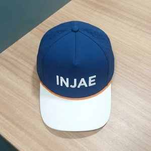Gorra de Golf OEM Personalizada de 5 Paneles, Perforada con Corte Láser, Bordado Plano, Visera Precurvada, Estructurada, MOQ Bajo, ODM, Deportiva, para Exteriores - Product Image 2