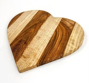Heart-<b>Shaped</b> Wooden Chopping <b>Block</b> With Natural Wood Grain Pattern Anti-Slip Surface - Product Image 6