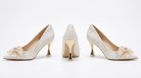 Chaussures à talons aiguilles de mariée sur mesure ODM, à bout pointu, en dentelle blanche de luxe, ornées de perles et de fleurs en cristal, escarpins de soirée glamour