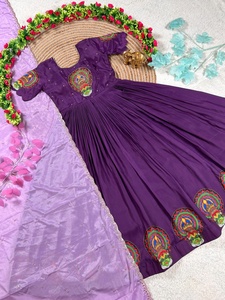 ชุดเดรสยาวแบบ Anarkali สีม่วงลายปักนกยูง ผ้าไหมพูลมี แห้งเร็ว พร้อมผ้าคลุมไหล่สีลาเวนเดอร์ สำหรับงานแต่งงานแบบดั้งเดิม - Product Image 3