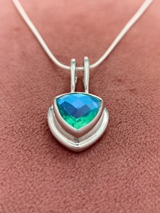 Colgante de Cristal de Cuarzo Celestial Arcoíris, Elegante Collar de Joyería con Gema Azul, Regalo para Mujer, Estilo Único y Encantador - Product Image 4