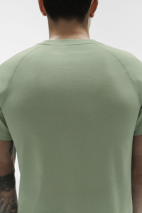 เสื้อยืดคอกลมแขนสั้นผ้าฝ้ายสีพื้นสำหรับผู้ชายขายส่ง เหมาะสำหรับใส่ในชีวิตประจำวัน - Product Image 3