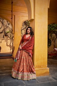 Lehenga Choli Moderno de Seda Tasar con Brillo Icónico y Borde de Encaje, Largo hasta el Suelo, para Bodas, Graduaciones y Diwali - Product Image 5
