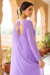 Kurti/Ensemble Salwar Anarkali tendance, couleur lavande, avec un magnifique design de col et un motif évasé, idéal pour les célébrations modernes et les fêtes. - Product Image 2