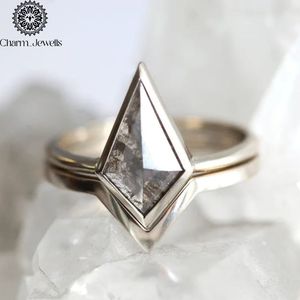 Bague de fiançailles en moissanite plaqué or rose Charm_Jewells, taille coussin, sertissage à griffes, géométrique, minimaliste, classique, certifiée IGI - Product Image 4