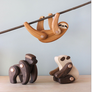 Animaux en bois articulés faits à la main : figurines de paresseux, gorilles et pandas. disponibles à prix de gros - Product Image 1