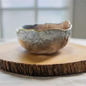 Bandeja de Servicio Artesanal de Resina Personalizada con Borde de Cuarzo Ahumado, Pintada a Mano, Diseño Atemporal para Decoración de Mesa - Product Image 1