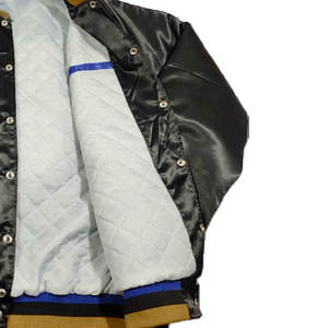 Chaqueta Varsity Negra de Satén para Hombre, Corte Regular, Cuello Alto, Detalles en Azul y Dorado, Cierre con Botones Forrados, Casual, Transpirable, Bordada - Product Image 4