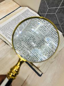 Lupa de mano de latón de 4'' con mango de piedra blanca y negra |   Lupa Óptica Decorativa para Lectura - Product Image 3