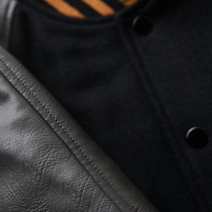 Blouson universitaire noir pour homme, motif patchwork brodé avec lettres et tigres, manches en coton, imperméable, triple boutonnage, décontracté pour l'hiver - Product Image 4