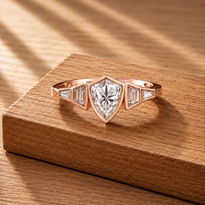 Anillo de Compromiso de Oro Sólido de 10K, 14K, 18K con Tres Diamantes Cultivados en Laboratorio con Corte Escudo, Certificados por IGI, Color DEF, Claridad VS VVS - Product Image 3