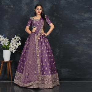 ชุดเลเฮนกาโชลีผ้าไหมพร้อมกระโปรงปักลายด้วยด้ายอย่างประณีต จับคู่กับเสื้อทรงเข้ารูปและผ้าคลุมไหล่เข้าชุด - Product Image 5