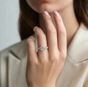 Anillo de Moissanita con Corte Ascher en Plata de Ley 925, Clásico y Atemporal, Anillo de Lujo para Compromiso, Boda y Fiesta - Product Image 2