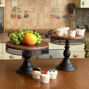 ฐานวางเค้กโลหะเคลือบทองช่วยเพิ่มความสวยงามให้กับเค้กทุกชนิด แม้แต่เค้กแบบเรียบง่ายก็กลายเป็นผลงานศิลปะที่งดงาม - Product Image 1