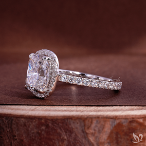 Bague de fiançailles en or blanc 10K avec halo de diamants de laboratoire taille coussin allongée 3 carats, certifiée IGI, et pavé de diamants - Product Image 4