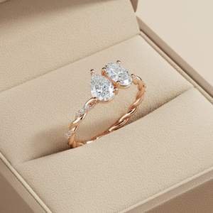 Anillo de compromiso de oro rosa con pavé retorcido y diamantes de moissanita de corte pera y ovalado de 1 quilate |   Anillo de novia único con doble piedra - Product Image 4