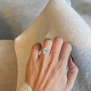 Anillo de Diamante Cultivado en Laboratorio de Corte Ovalado de 3.35 Quilates _ Halo Oculto y Piedras Laterales Pavé _ Oro Blanco de 14k _ Certificado IGI Color VVS2 Claridad - Product Image 3