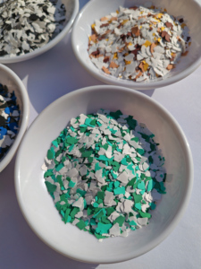 Mejores Hojuelas de Vinilo Coloridas <span class=keywords><strong>para</strong></span> Pisos Epoxi Monocromáticos, Chips <span class=keywords><strong>para</strong></span> la Industria de la Pintura, Láminas Teñidas, Vajilla, Oro, Negro, a Granel - Product Image 1