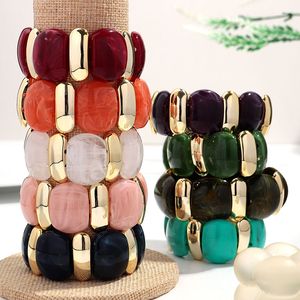 Bracelet en résine élégant, fabriqué avec une excellence artistique, accessoire haut de gamme pour les occasions décontractées, formelles et de fête - Product Image 2